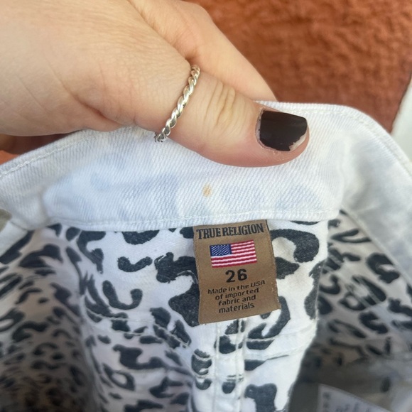 True Religion Liv Relaxed Boyfriend White Cheetah Print Jeans Zip Size 26 FLAWED - Picture 8 of 10